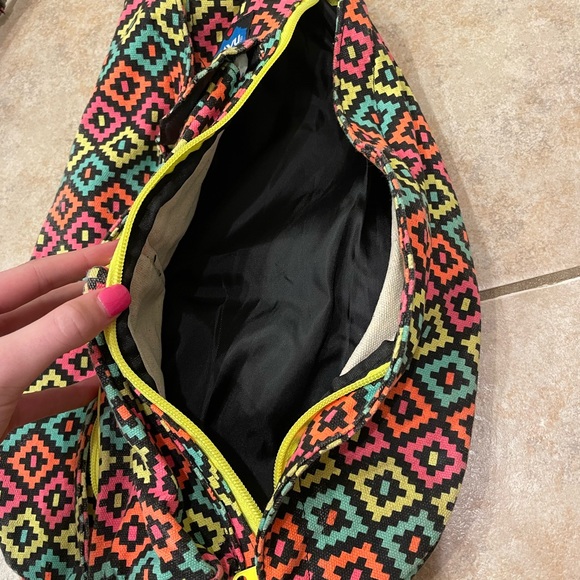 Kavu Patterned One Shoulder Crossbag - Picture 5 of 6